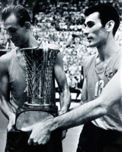 Vol’nov (a destra), top scorer della finale, ritira la Coppa