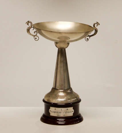 Trofeo al Simmenthal Milano per la vittoria nel campionato 1957/58 (foto pubblicata per gentile concessione della società Pallacanestro Olimpia Milano S.S.R.L.)