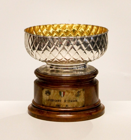 Trofeo alla Simac Milano per la vittoria nel campionato 1985/86 nella serie finale (2-1) contro la Mobilgirgi Caserta (foto pubblicata per gentile concessione della società Pallacanestro Olimpia Milano S.S.R.L.)