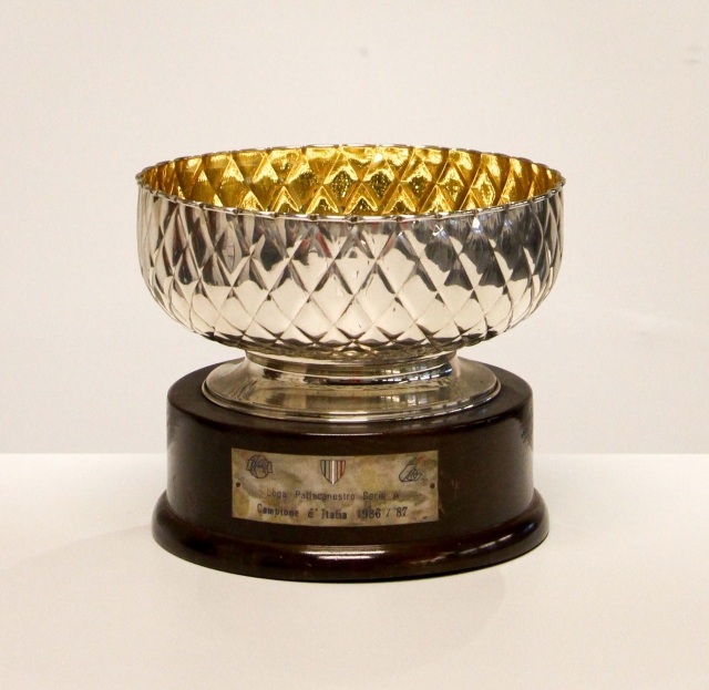 Trofeo alla Tracer Milano per la vittoria nel campionato 1986/87 nella serie finale (3-0) contro la Mobilgirgi Caserta (foto pubblicata per gentile concessione della società Pallacanestro Olimpia Milano S.S.R.L.)