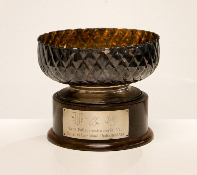 Trofeo alla Tracer Milano per la vittoria nel campionato 1988/89 nella serie finale (3-2) contro l'Enichem Livorno (foto pubblicata per gentile concessione della società Pallacanestro Olimpia Milano S.S.R.L.)