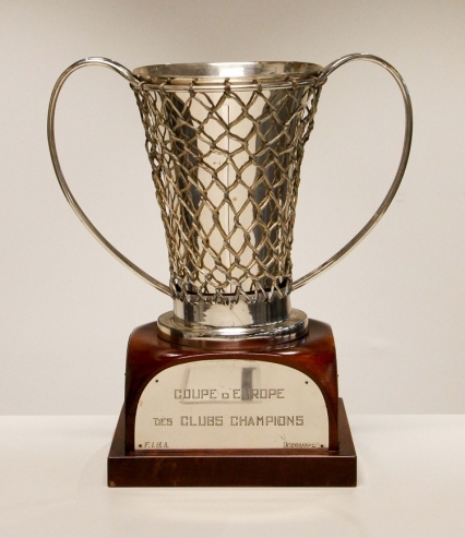 La Coppa dei Campioni conquistata dall'Olimpia Milano nelle edizioni 1966 (a Bologna), 1987 (a Losanna) e 1988 (a Gand). (foto pubblicata per gentile concessione della società Pallacanestro Olimpia Milano S.S.R.L.)