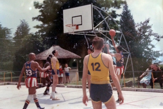 Fred 'Curly' Neal, Bufalini e Vatteroni (di spalle) assistono a un tiro in acrobazia di un Globetrotter durante l'esibizione Ignis-Harlem del 8 luglio 1965 a Comerio