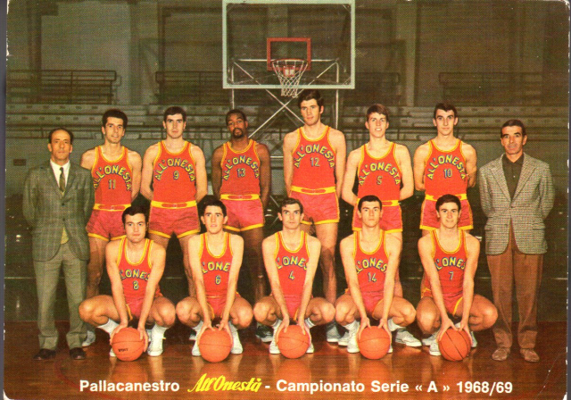 Formazione dell' All'Onestà Milano 1968/68; da sinistra in piedi: Garbosi (dir.sportivo), Gatti (cap.), Zanatta, Isaac, Bovone, Nizza, Bertolotti, Tracuzzi (allenatore); sotto da sinistra: A. Bulgheroni, D.Gurioli, Vatteroni, De Rossi, Albonico. Si ringrazia Daniela Tracuzzi per averci concesso la foto