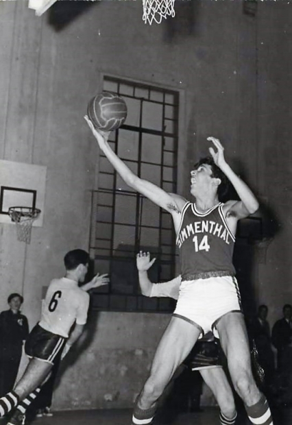 Ongaro junior nel 1958 alla mitica Forza e Coraggio, con pavimento in linoleum e  tabelloni in legno, in maglia rossa e calzoncini bianchi perché, dice: "probabilmente  ne  avevamo solo un paio, di quel colore"