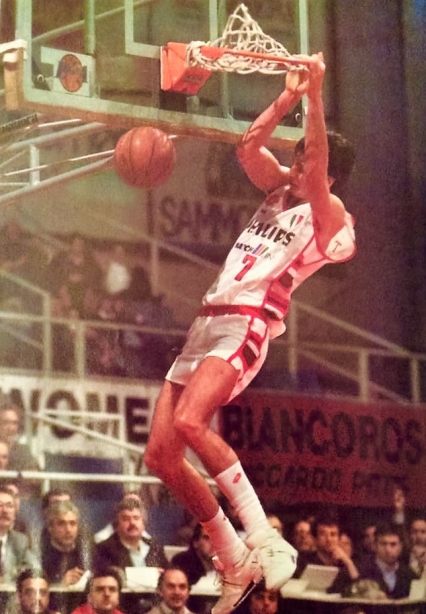 Pittis nella Philips 1989-90 schiaccia a canestro a Milano