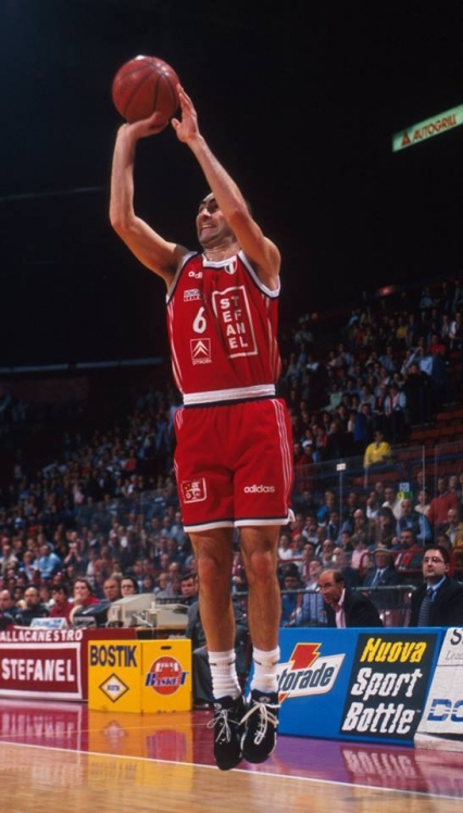 Flavio Portaluppi in una perfetta esecuzione di un tiro in sospensione al Forum di Milano nella stagione 1996/97.